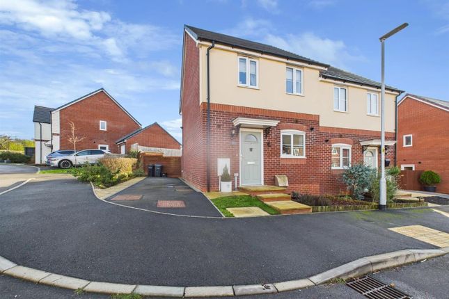 2 bed property, in Larkspur Drive, £264,500