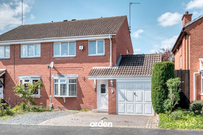 3 bed property, in Kingham Close, £270,000