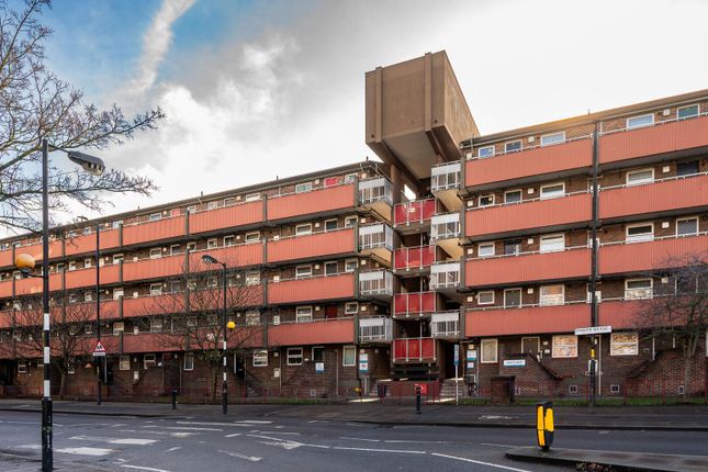 2 bed property, in Rotherhithe New Road, £235,000