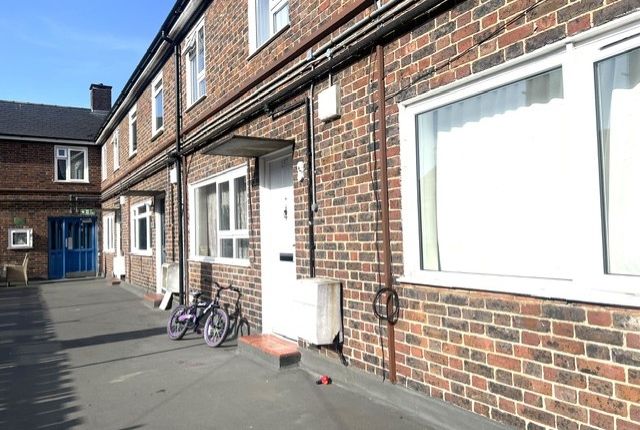 2 bed property, in Moree Way, £265,000