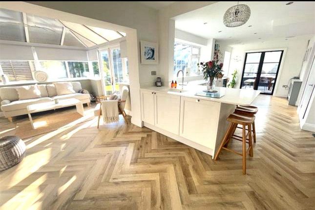 4 bed property, in Woollacott Drive, £550,000