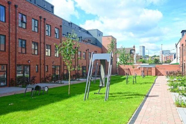 1 bed property, in Dun Street, £40,000