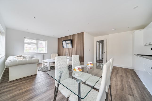 2 bed property, in New Road, £250,000