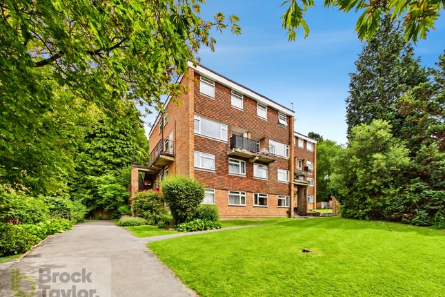 2 bed property, in Newton Court, £240,000