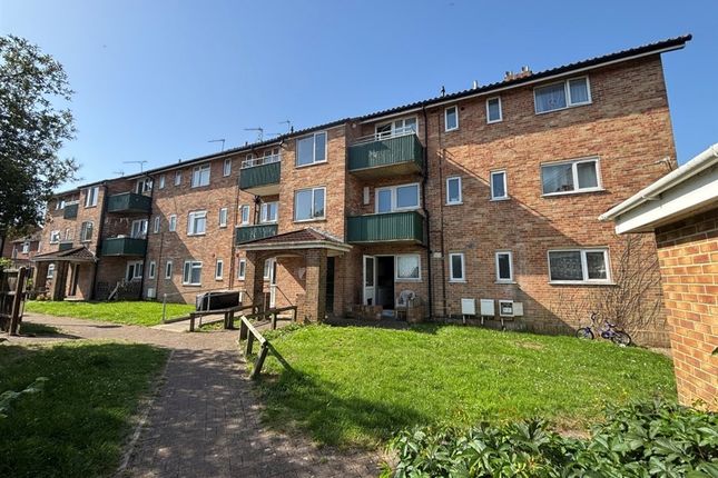 2 bed property, in Western Avenue (Gff, £100,000