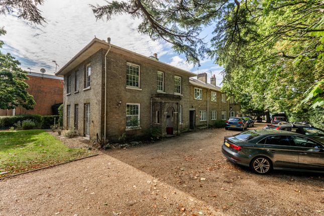 2 bed property, in Anglesea Road, £114,000