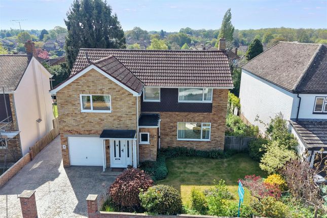 5 bed property, in Hillview Close, £650,000