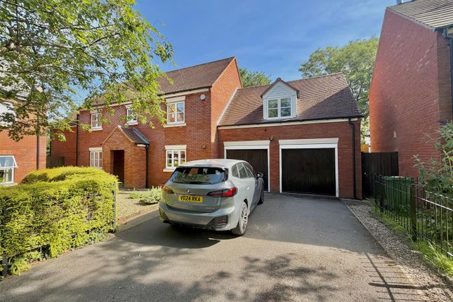 5 bed property, in Quarry Close, £690,000