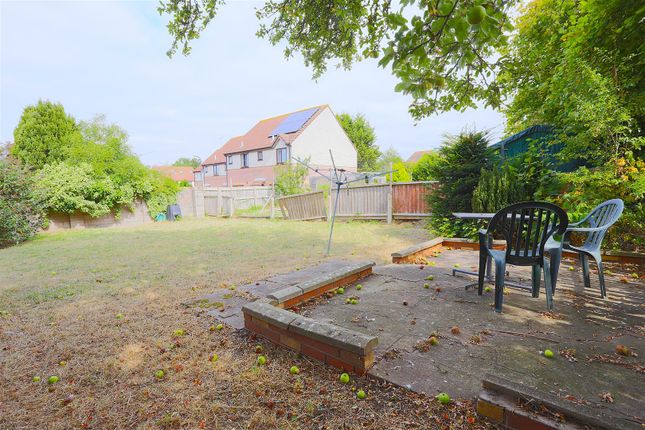 1 bed property, in Long Cross, £180,000