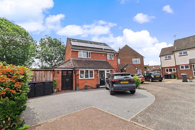5 bed property, in Longleaf Drive, £525,000