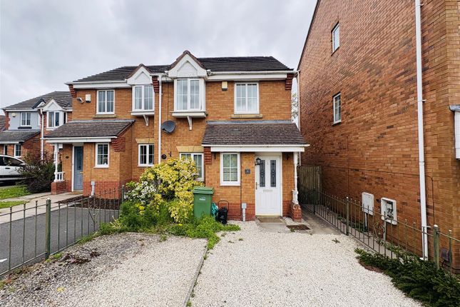 2 bed property, in Saddlers Close, £153,000