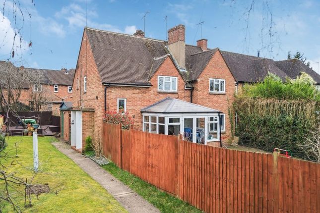 2 bed property, in Hillside Close, £300,000