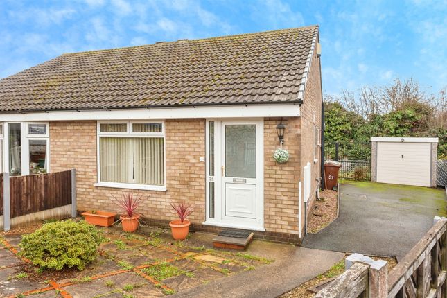 2 bed property, in Wood Crescent, £200,000