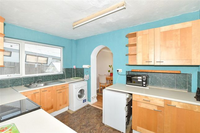 3 bed property, in Rosedene Close, £400,000