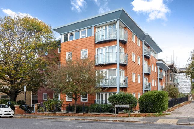 2 bed property, in Lansdowne Road, £375,000