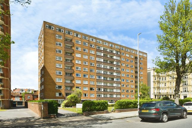 2 bed property, in Coombe Lea, £265,000