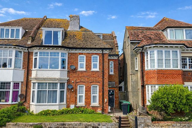 1 bed property, in Essenden Road, £165,000