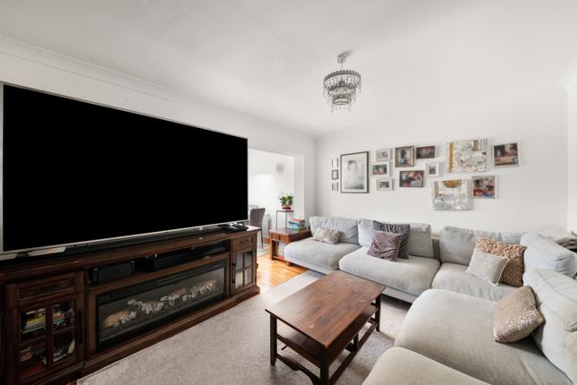 3 bed property, in Windmill Lane, £575,000