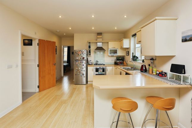 2 bed property, in Pavilion Way, £135,000