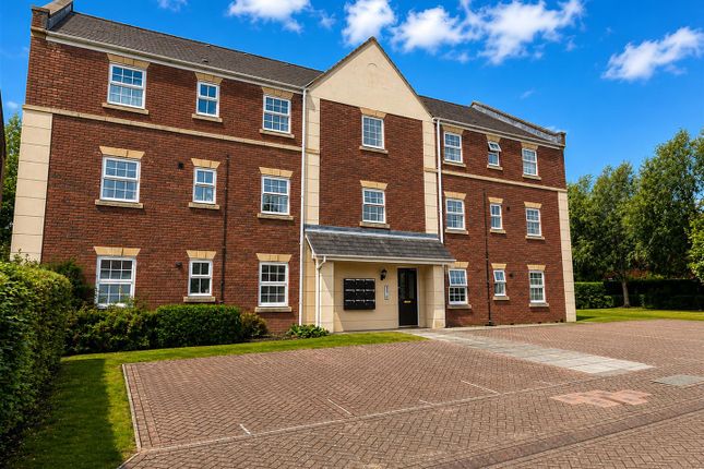 2 bed property, in Miles Close, £180,000