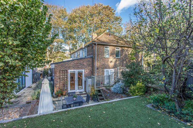 4 bed property, in Winterbourne Close, £650,000