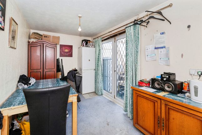 3 bed property, in Hithercroft Road, £325,000