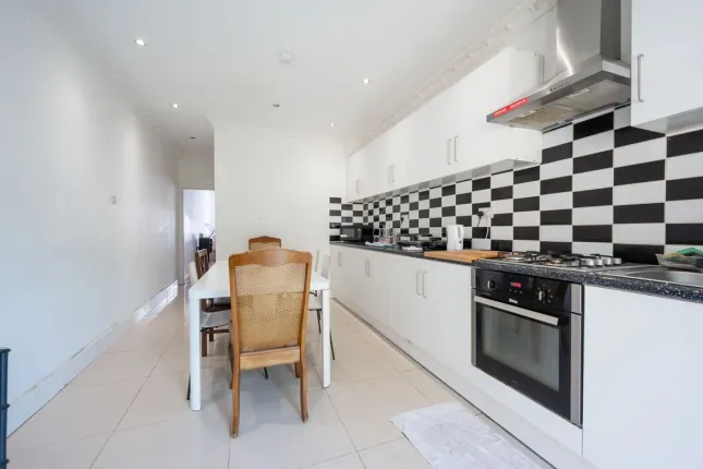 5 bed property, in Penhurst Road, £465,000