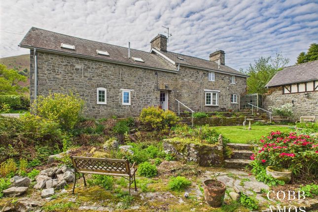 5 bed property, in Llanwrthwl, £485,000
