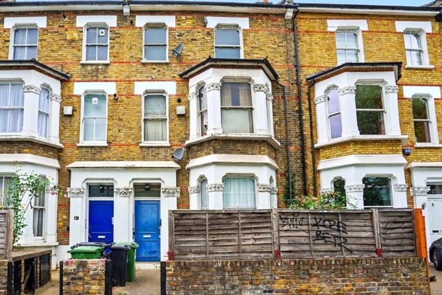 2 bed property, in 51(C) Wood Lane, £225,000