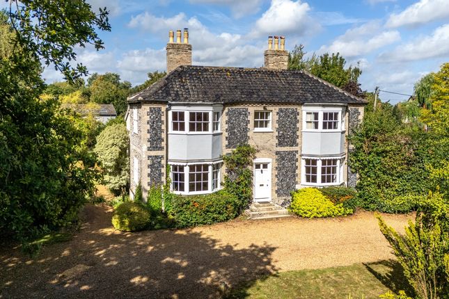 6 bed property, in The Green, £825,000
