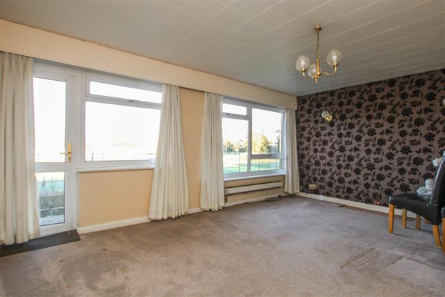 2 bed property, in Limes Court, £315,000