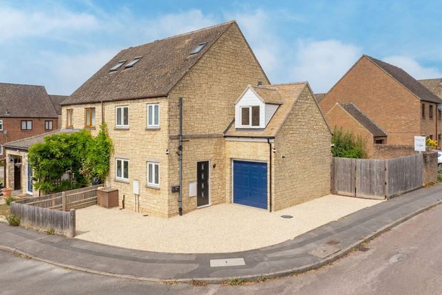 3 bed property, in Barrington Close, £350,000