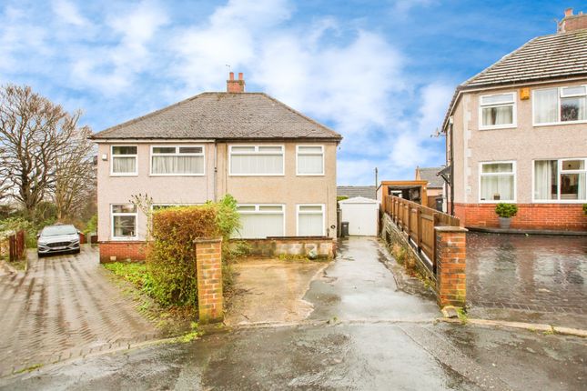 2 bed property, in Pye Nest Drive, £220,000