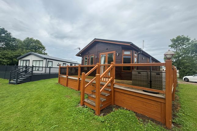 2 bed property, in Carlton Meres Holiday Park, £90,000