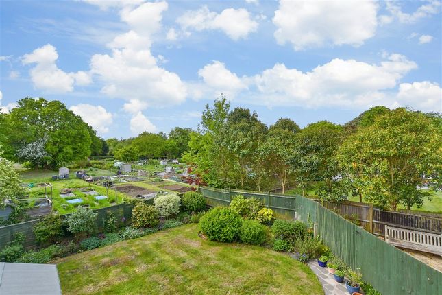 2 bed property, in Courtlands Crescent, £435,500