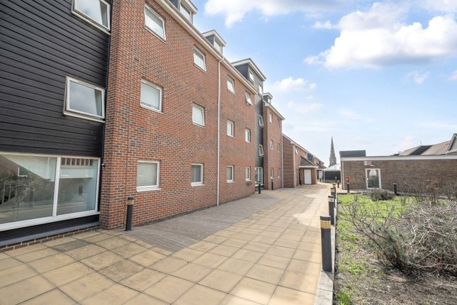 2 bed property, in Nayland Court, £170,000