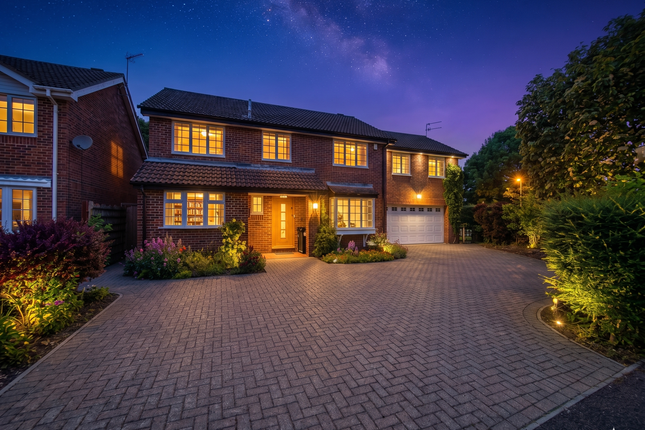 5 bed property, in Dulwich Close, £685,000