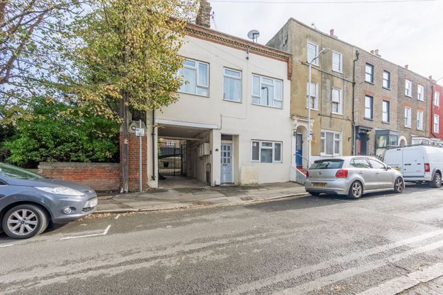 5 bed property, in Victoria Road, £300,000