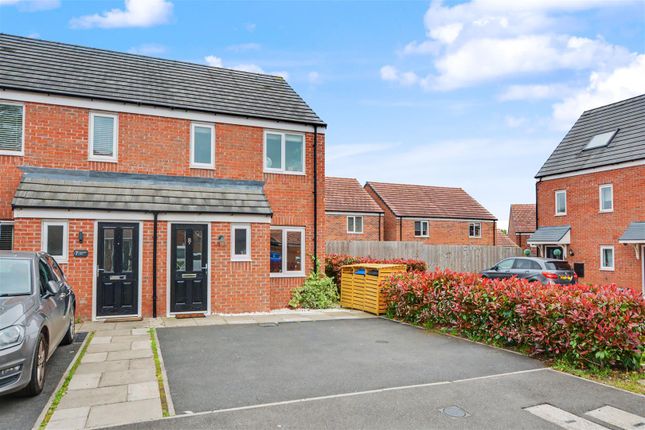 2 bed property, in Upper Wood Close, £210,000