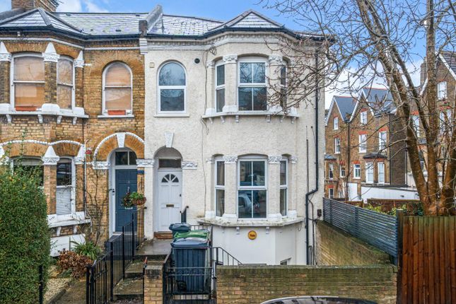 2 bed property, in Whiteley Road, £325,000