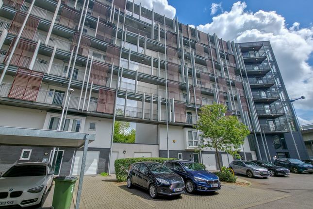 1 bed property, in Ringside Court Poplar Place, £210,000