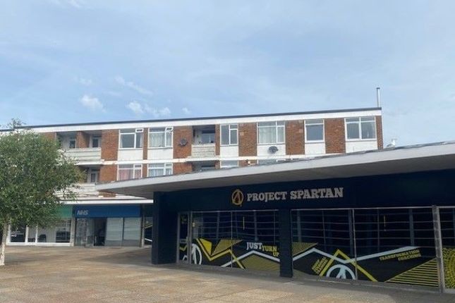 2 bed property, in 31 Broadwater Boulevard Flats, £147,000