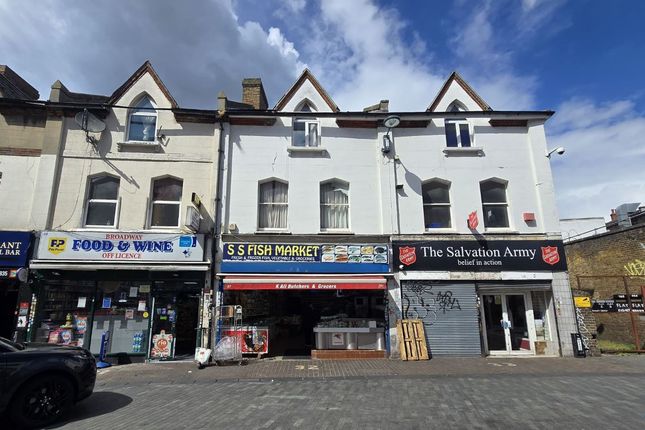 2 bed property, in 32A Catford Broadway, £130,000