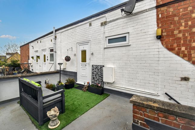 2 bed property, in Clifton Grove, £95,000