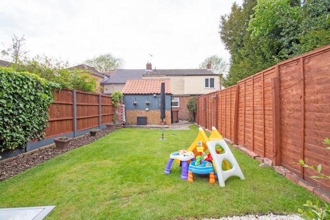2 bed property, in Church Lane, £135,000