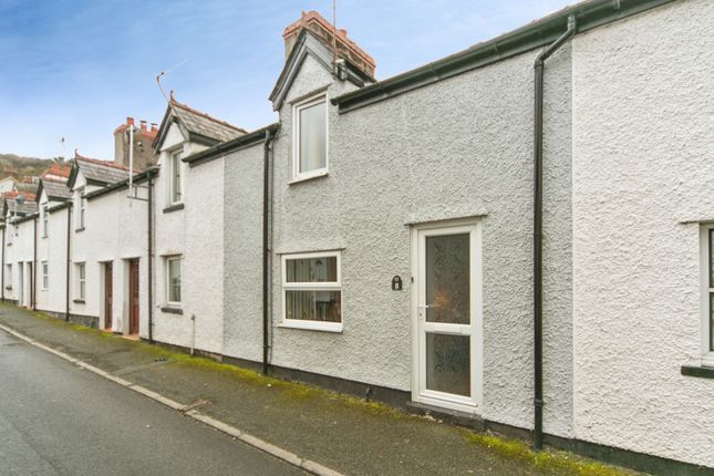 2 bed property, in Tanrallt Street, £175,000