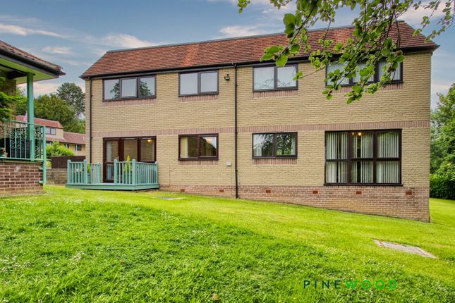 1 bed property, in High Street, £90,000