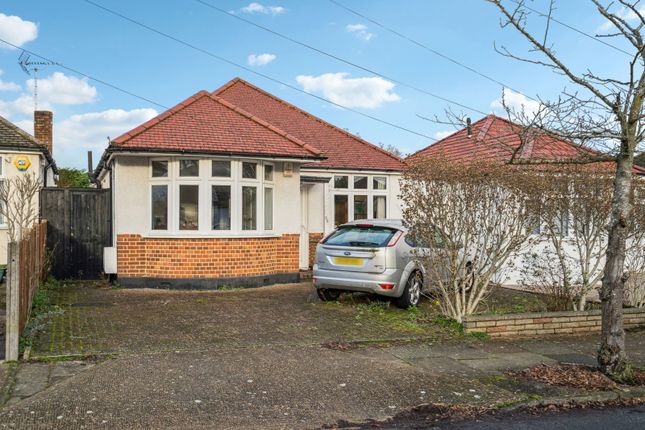 2 bed property, in Woodford Crescent, £599,950