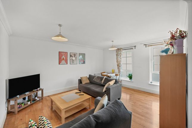 1 bed property, in Dunbar Wharf, £325,000