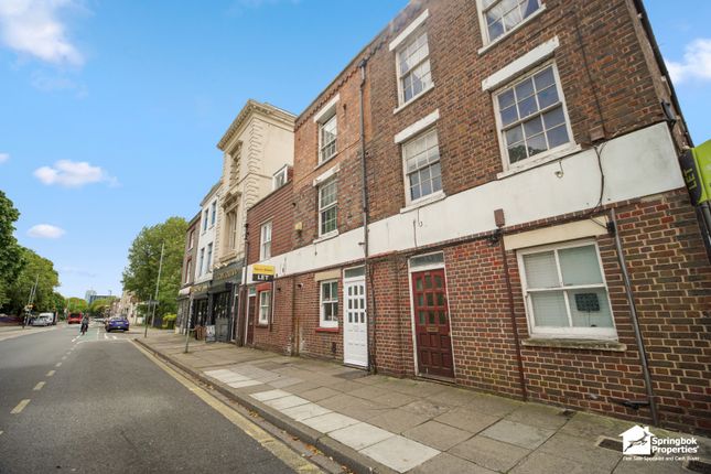 2 bed property, in Queen Street, £165,000